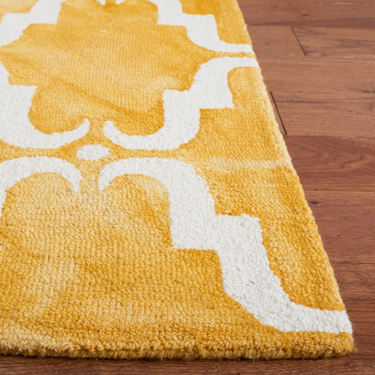 Safavieh Dip Dye 4'-0" x 6'-0" Rug in Gold / Ivory