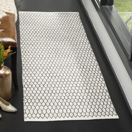 Safavieh Montauk 2'-3" x 11'-0" Rug in Charcoal / Ivory