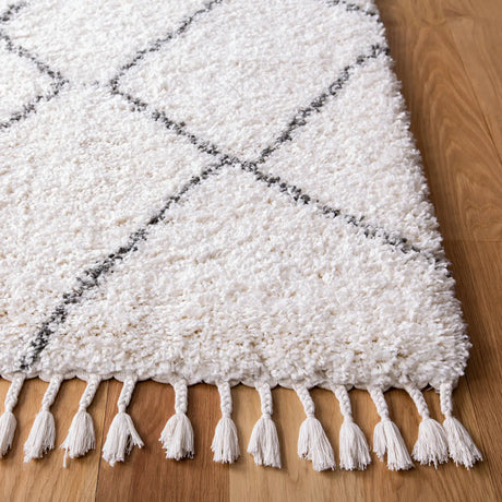 Safavieh Moroccan Fringe Shag 4'-0" x 6'-0" Rug in Ivory / Grey
