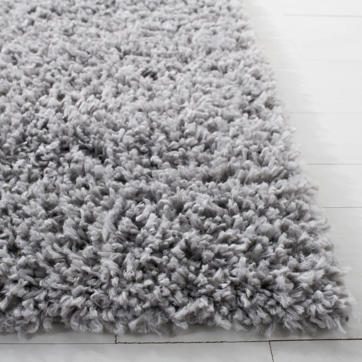 Safavieh August Shag 5'-3" x 7'-6" Rug in Silver