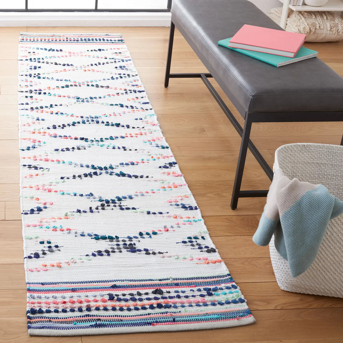 Safavieh Montauk 2'-3" x 9'-0" Rug in Ivory / Blue