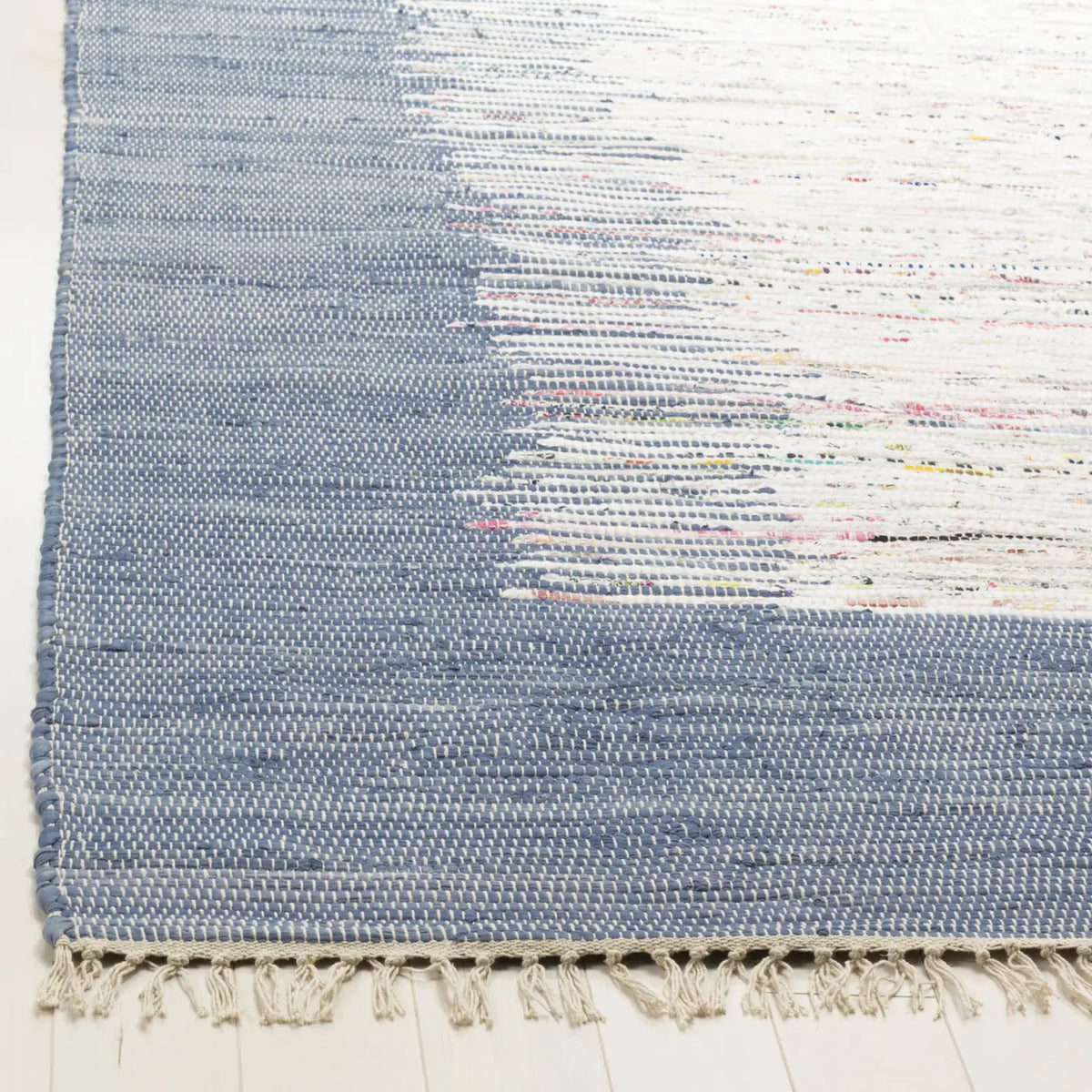 Safavieh Montauk 4'-0" x 6'-0" Rug in Ivory / Dark Blue