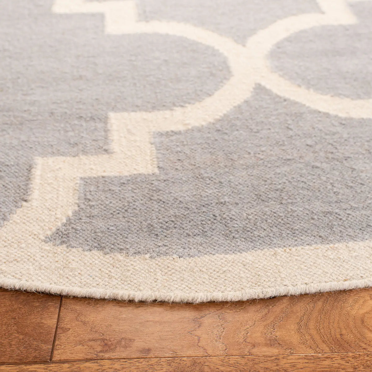 Safavieh Dhurries 6'-0" x 6'-0" Rug in Dark Grey / Ivory