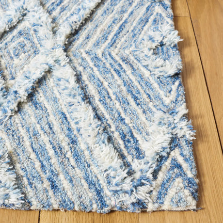 Safavieh Kenya 4'-0" x 6'-0" Rug in Blue / Ivory