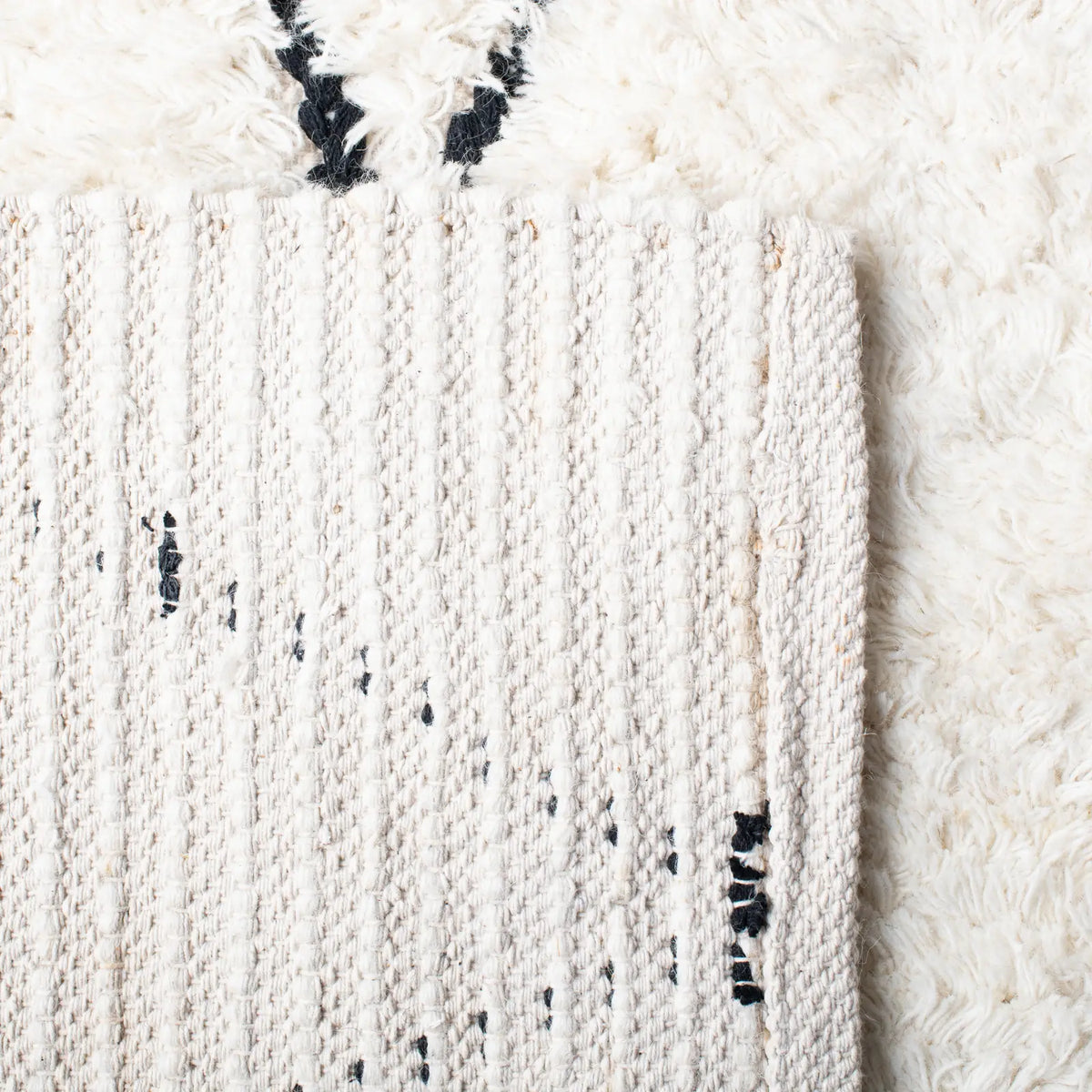 Safavieh Natura 4'-0" x 6'-0" Rug in Ivory / Black