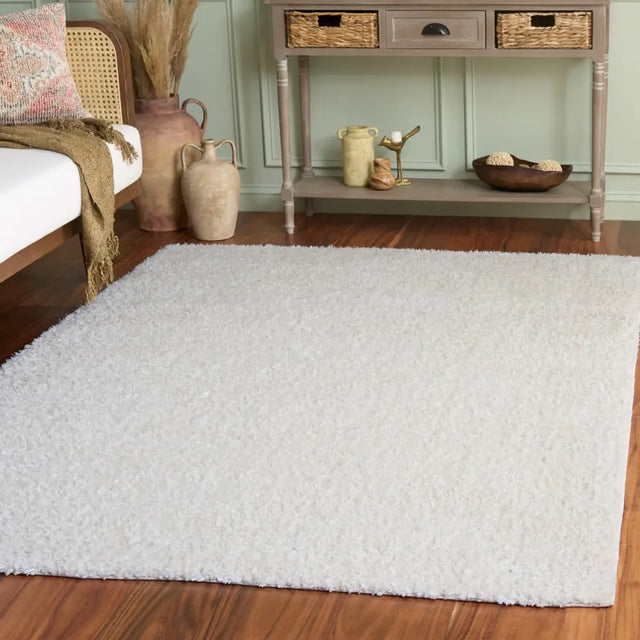 Safavieh Everett Shag 5'-3" x 7'-0" Rug in Ivory