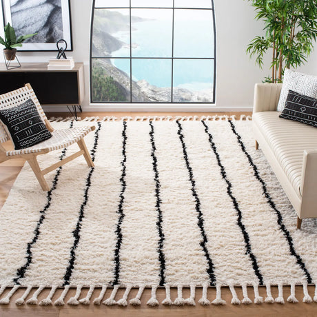 Safavieh Casablanca 8'-0" x 10'-0" Rug in Black / Ivory