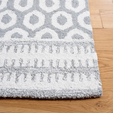 Safavieh Capri 4'-0" x 6'-0" Rug in Ivory / Grey