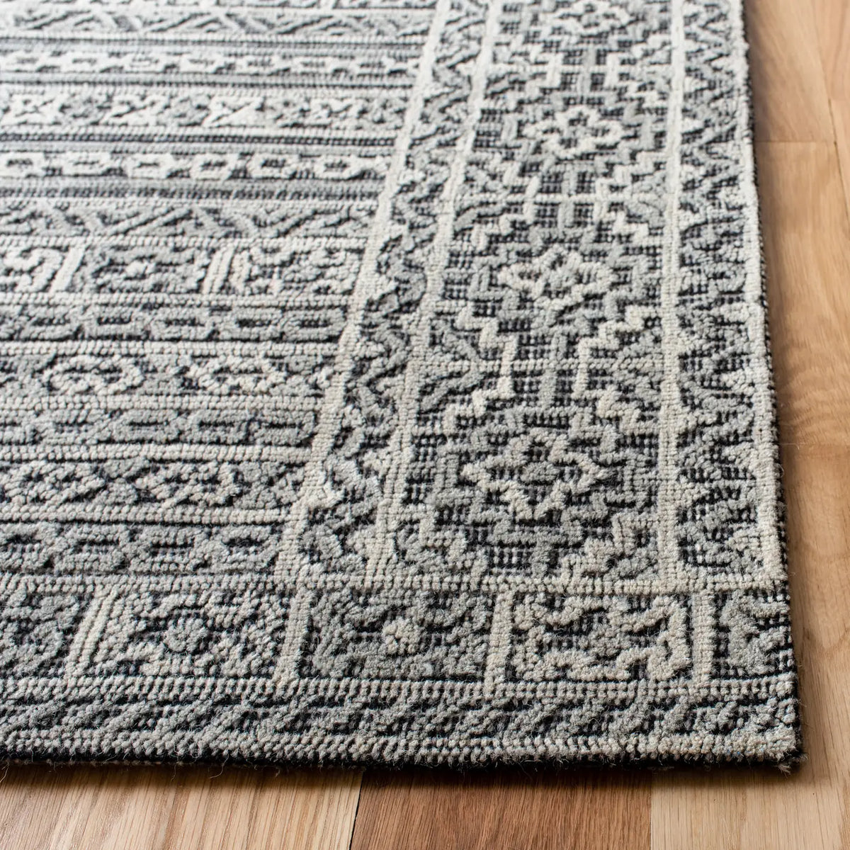 Safavieh Abstract 4'-0" x 6'-0" Rug in Grey / Black