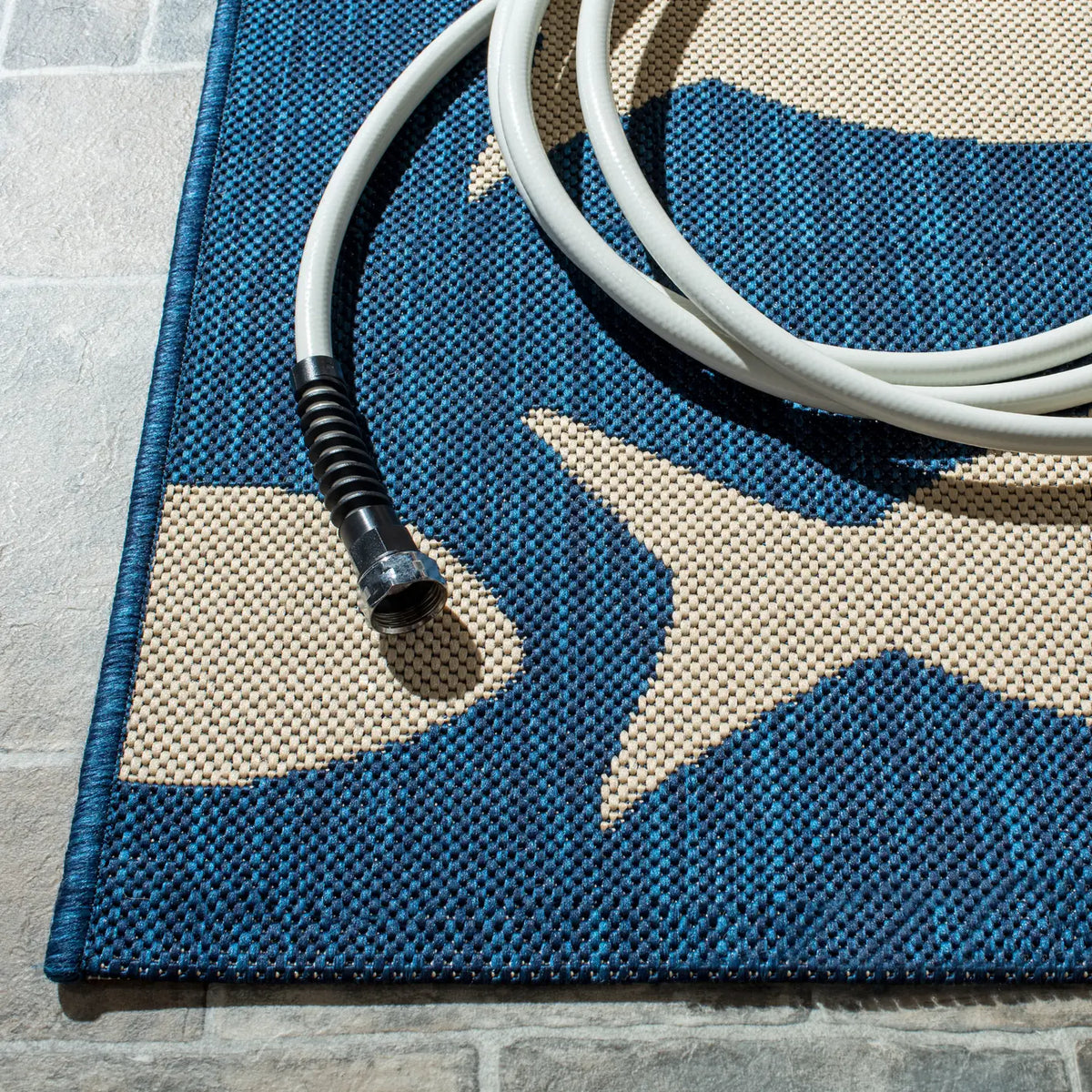 Safavieh Courtyard 6'-7" x 6'-7" Rug in Navy / Beige