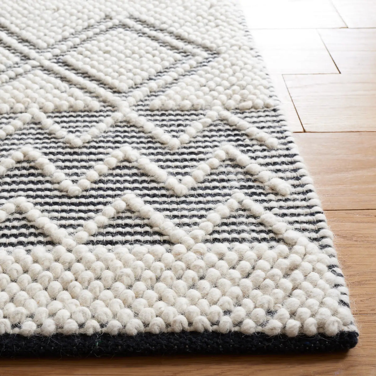 Safavieh Natura 4'-0" x 6'-0" Rug in Black / Ivory