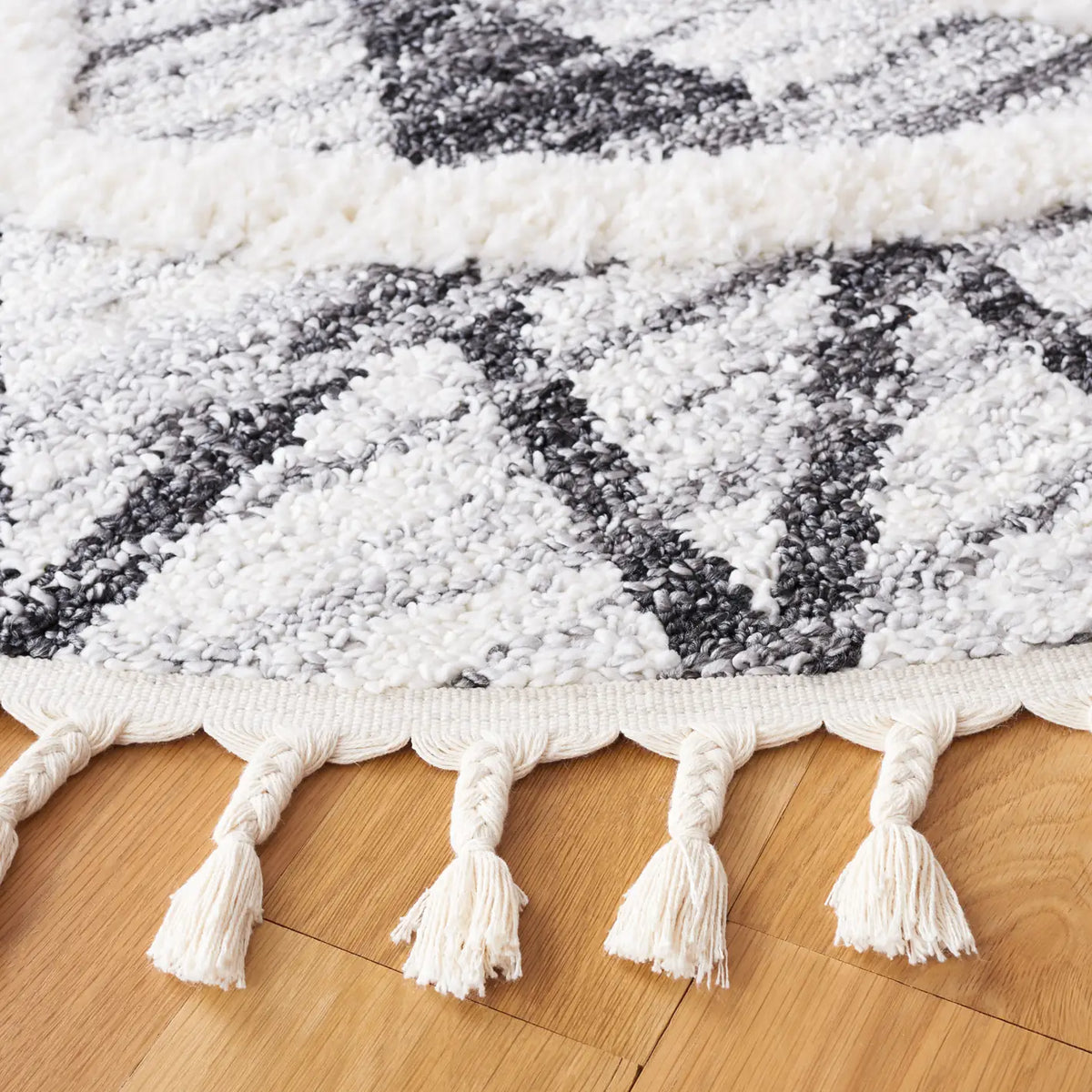 Safavieh Moroccan Tassel Shag 6'-7" x 6'-7" Rug in Grey / Ivory