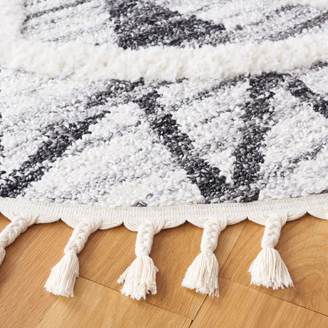 Safavieh Moroccan Tassel Shag 6'-7" x 6'-7" Rug in Grey / Ivory