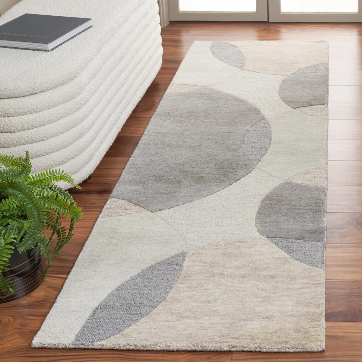 Safavieh Chatham 2'-3" x 8'-0" Rug in Ivory / Grey
