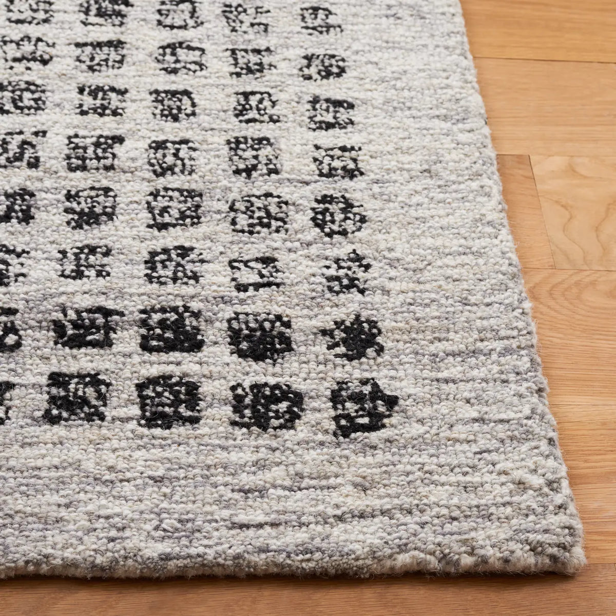 Safavieh Ebony 4'-0" x 6'-0" Rug in Silver / Black