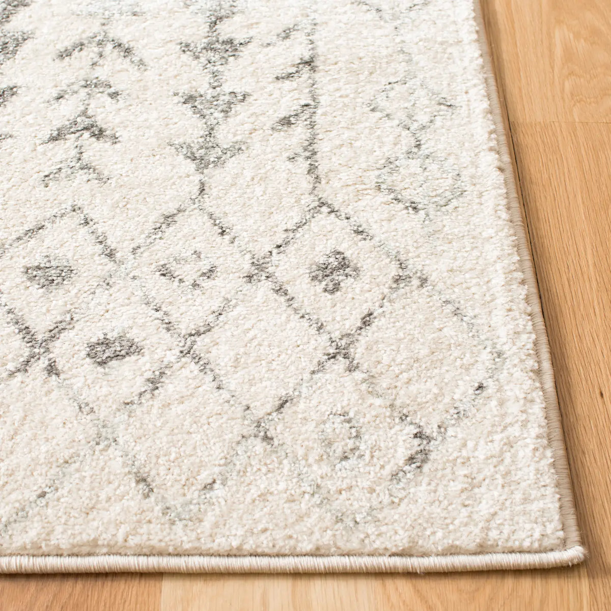 Safavieh Tulum 5'-3" x 7'-6" Rug in Ivory / Grey