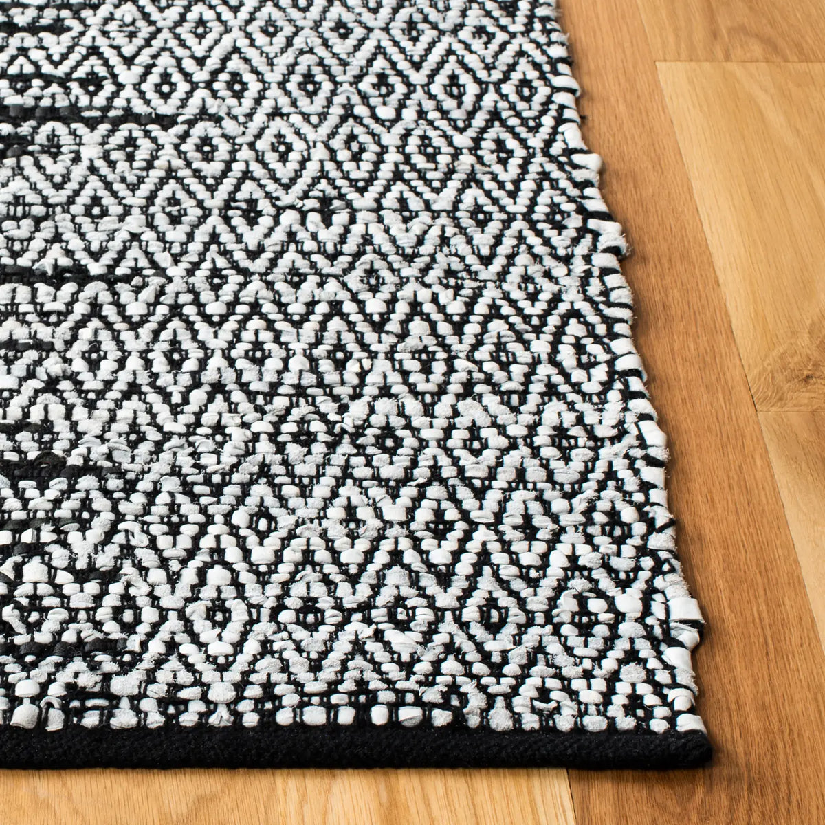 Safavieh Vintage Leather 4'-0" x 6'-0" Rug in Light Grey / Black