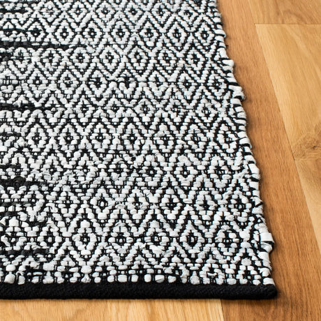 Safavieh Vintage Leather 4'-0" x 6'-0" Rug in Light Grey / Black