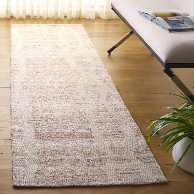 Safavieh Sahara 2'-3" x 8'-0" Rug in Natural / Ivory
