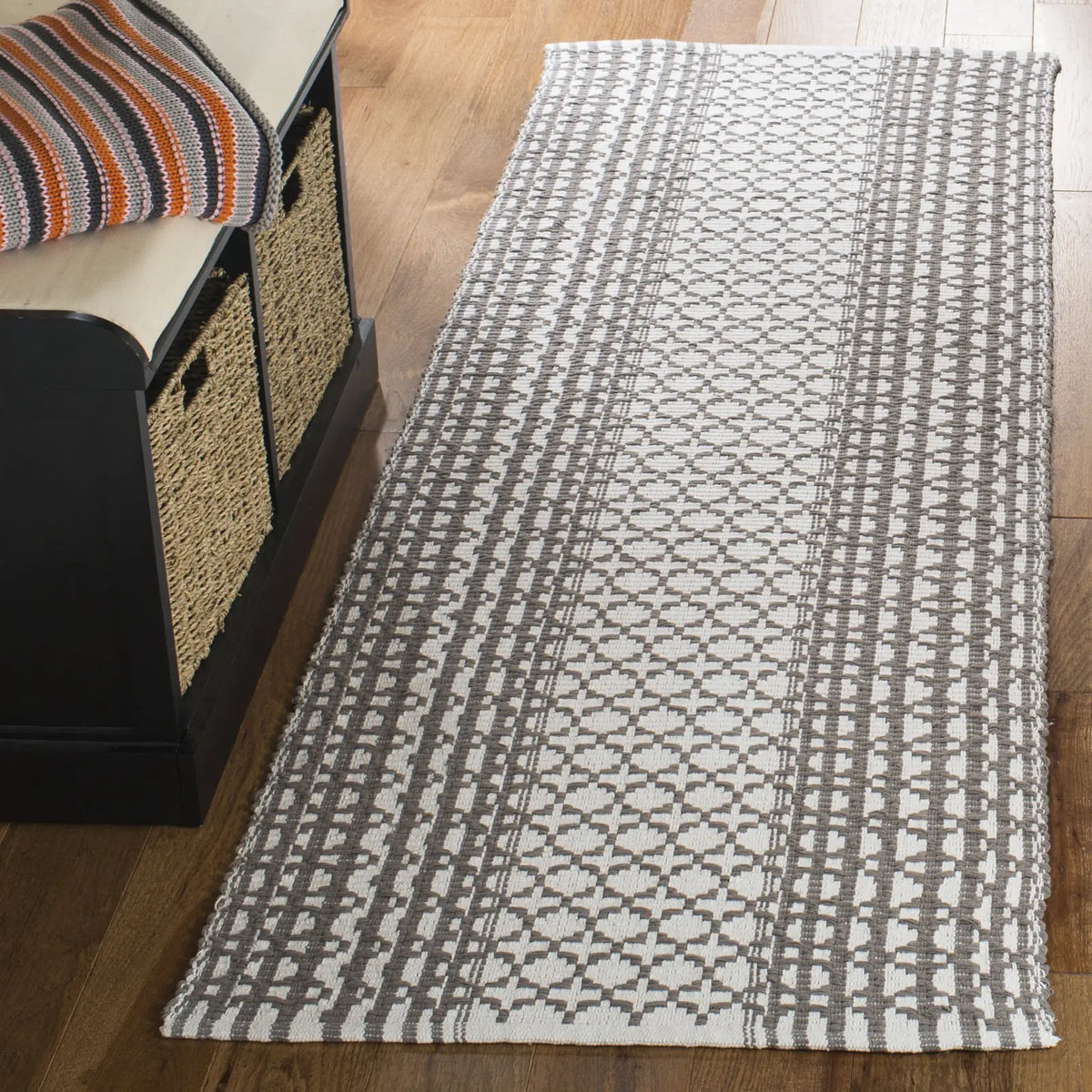 Safavieh Montauk 2'-3" x 7'-0" Rug in Grey / Ivory