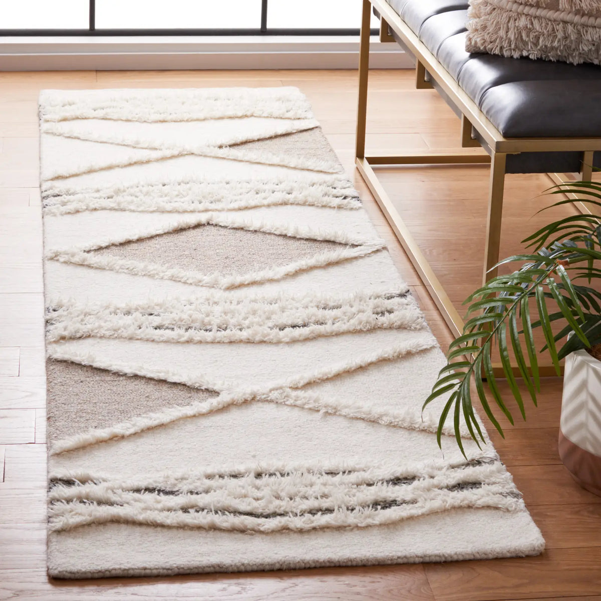 Safavieh Casablanca 2'-3" x 8'-0" Rug in Ivory / Brown