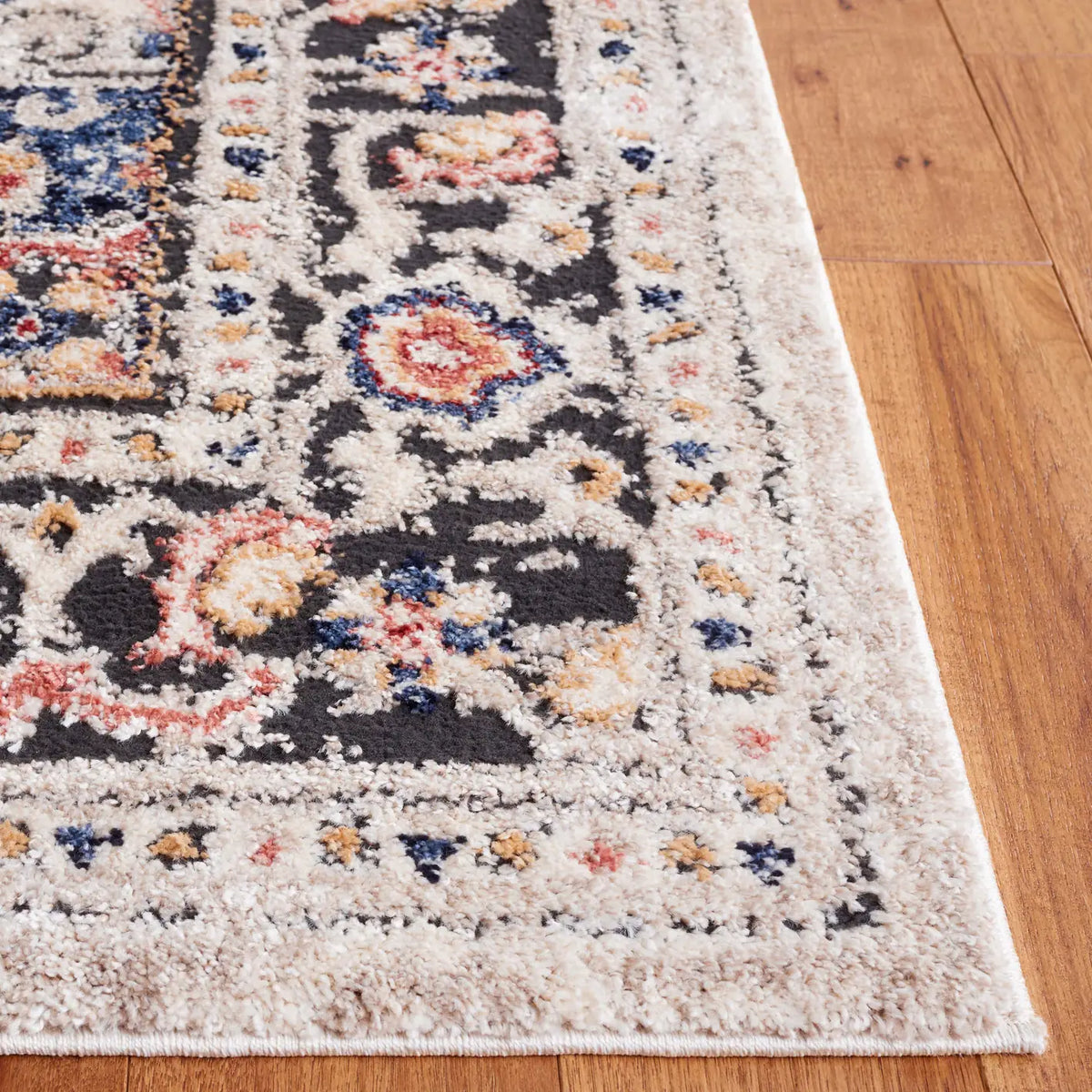 Safavieh Luna 4'-5" x 6'-5" Rug in Beige / Black Rust