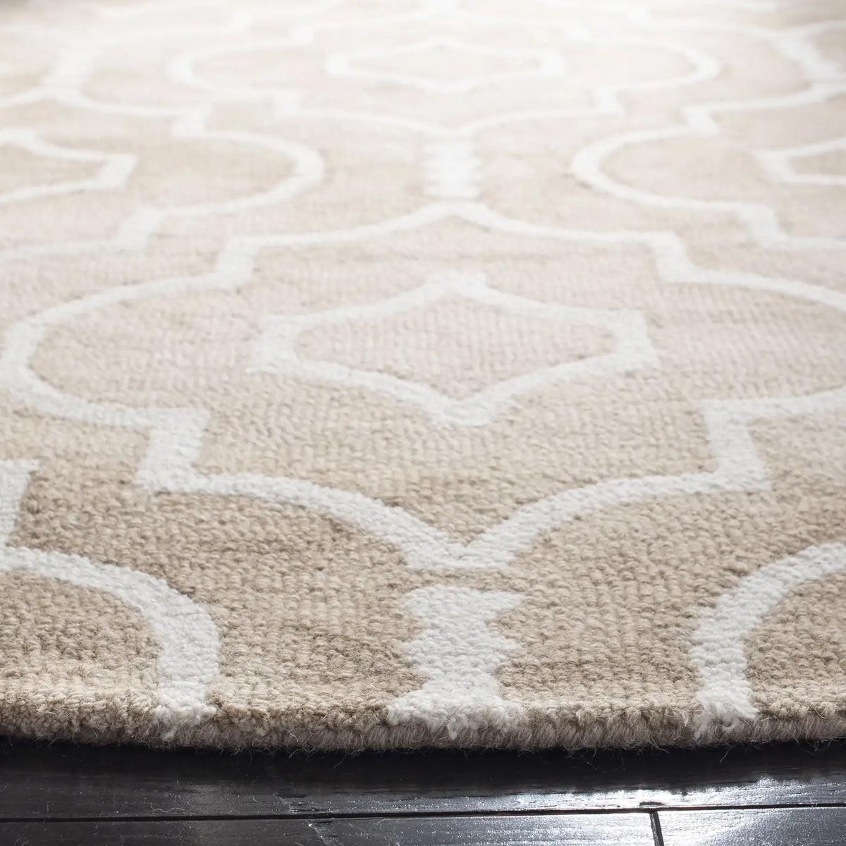 Safavieh Dip Dye 7'-0" x 7'-0" Rug in Beige / Ivory