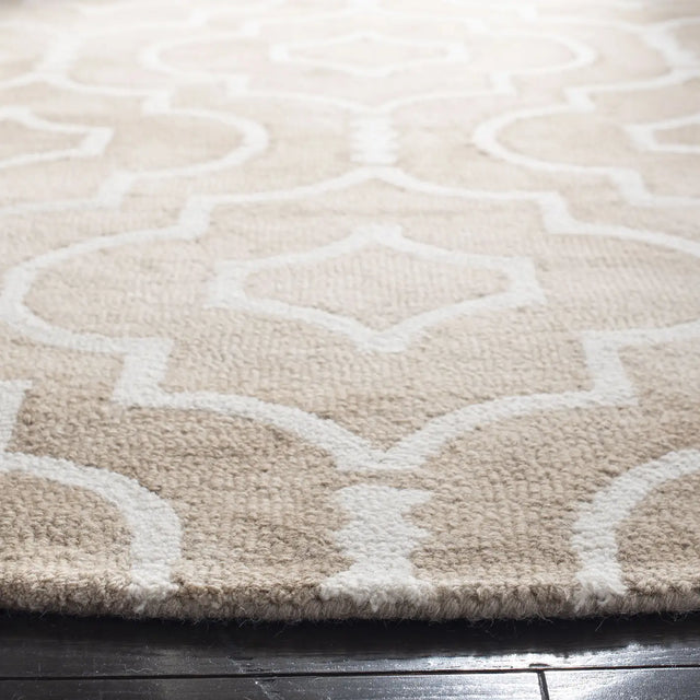 Safavieh Dip Dye 7'-0" x 7'-0" Rug in Beige / Ivory
