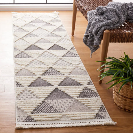 Safavieh Urban 2'-2" x 8'-0" Rug in Grey / Ivory