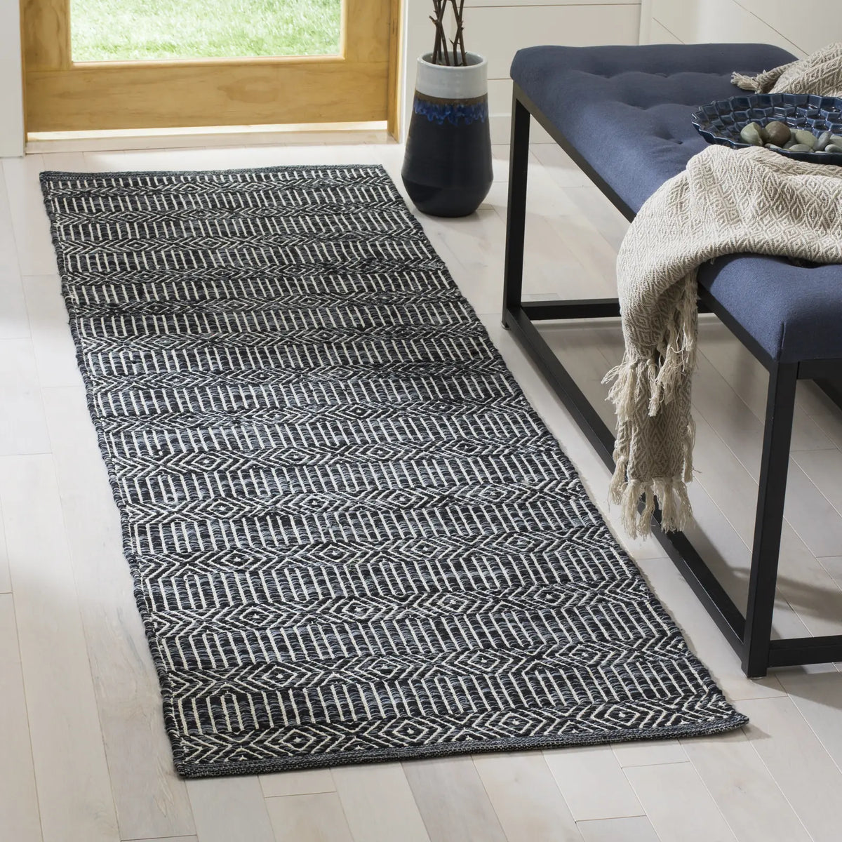 Safavieh Montauk 2'-3" x 7'-0" Rug in Ivory / Dark Grey