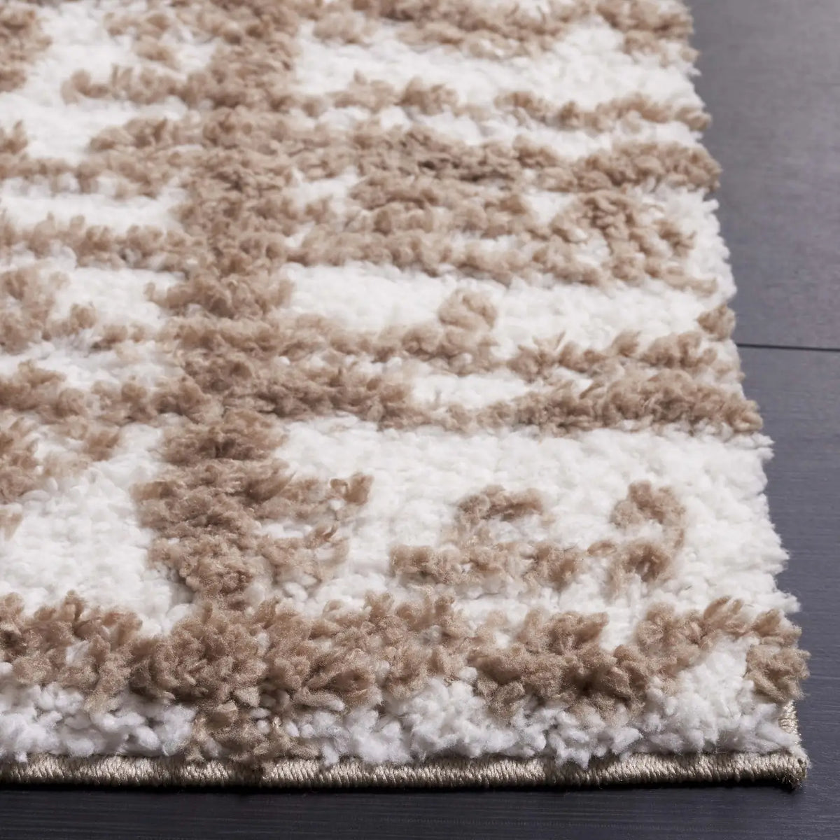 Safavieh Rumi Shag 6'-0" x 9'-0" Rug in Beige / Ivory