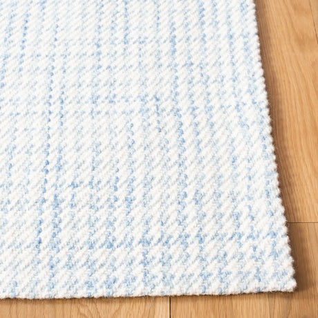 Safavieh Marbella 4'-0" x 6'-0" Rug in Blue / Ivory