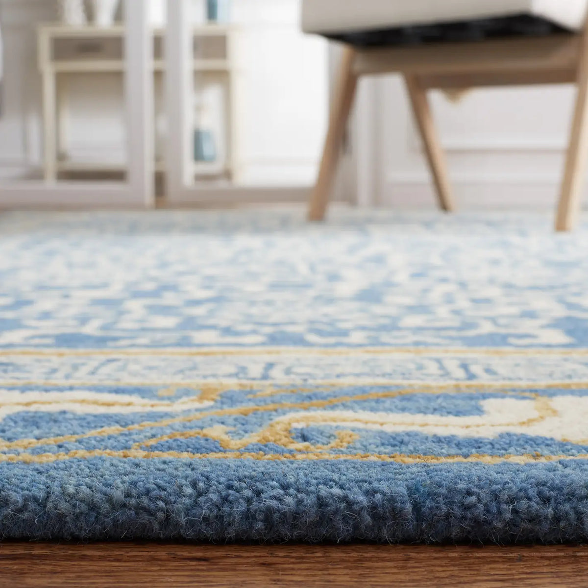 Safavieh Antiquity 4'-0" x 6'-0" Rug in Blue / Ivory