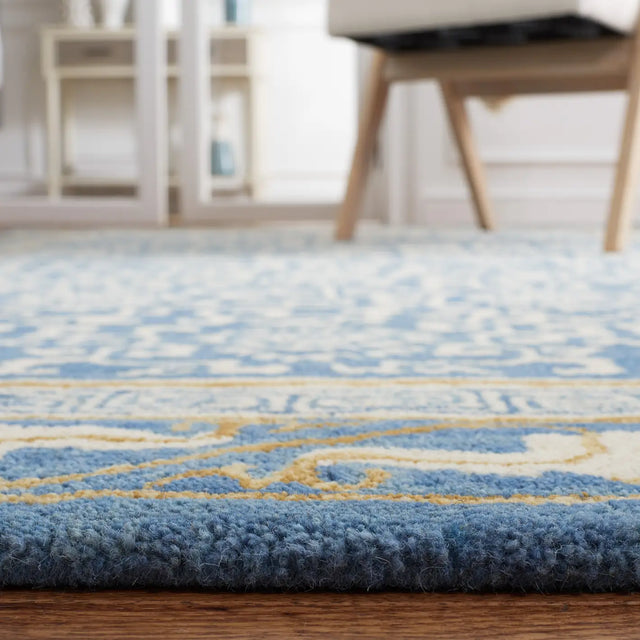 Safavieh Antiquity 4'-0" x 6'-0" Rug in Blue / Ivory