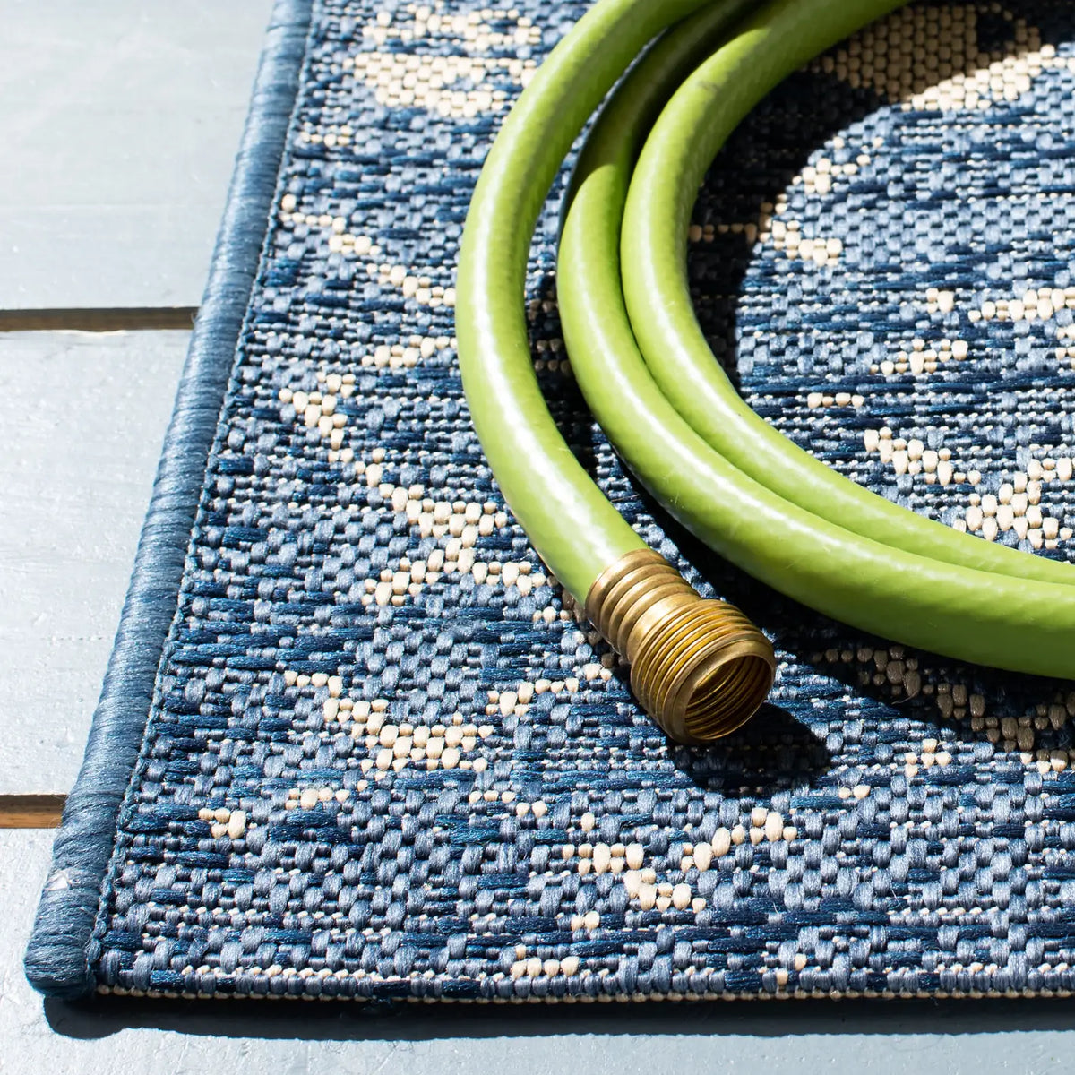 Safavieh Courtyard 4'-0" x 5'-7" Rug in Blue / Ivory