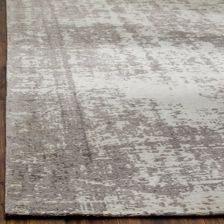 Safavieh Classic Vintage 4'-0" x 6'-0" Rug in Silver / Ivory