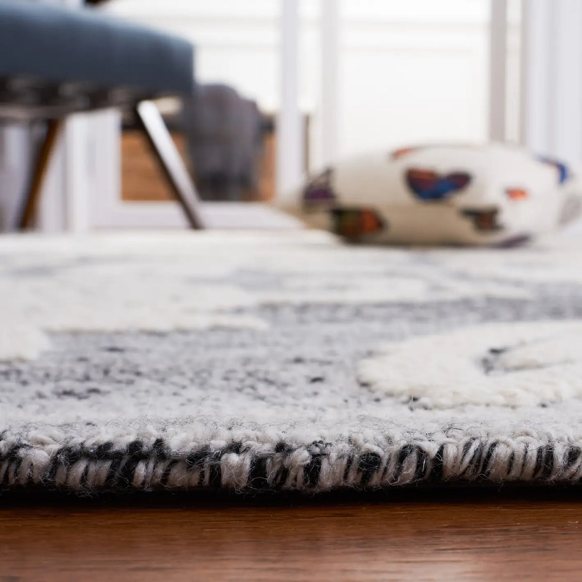 Safavieh Jardin 4'-0" x 6'-0" Rug in Black / Ivory