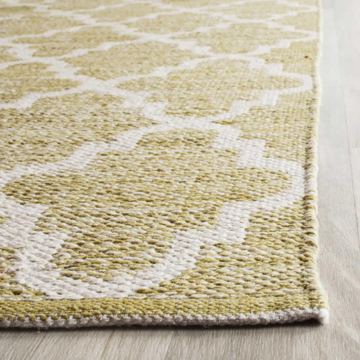 Safavieh Montauk 2'-3" x 7'-0" Rug in Green / Ivory