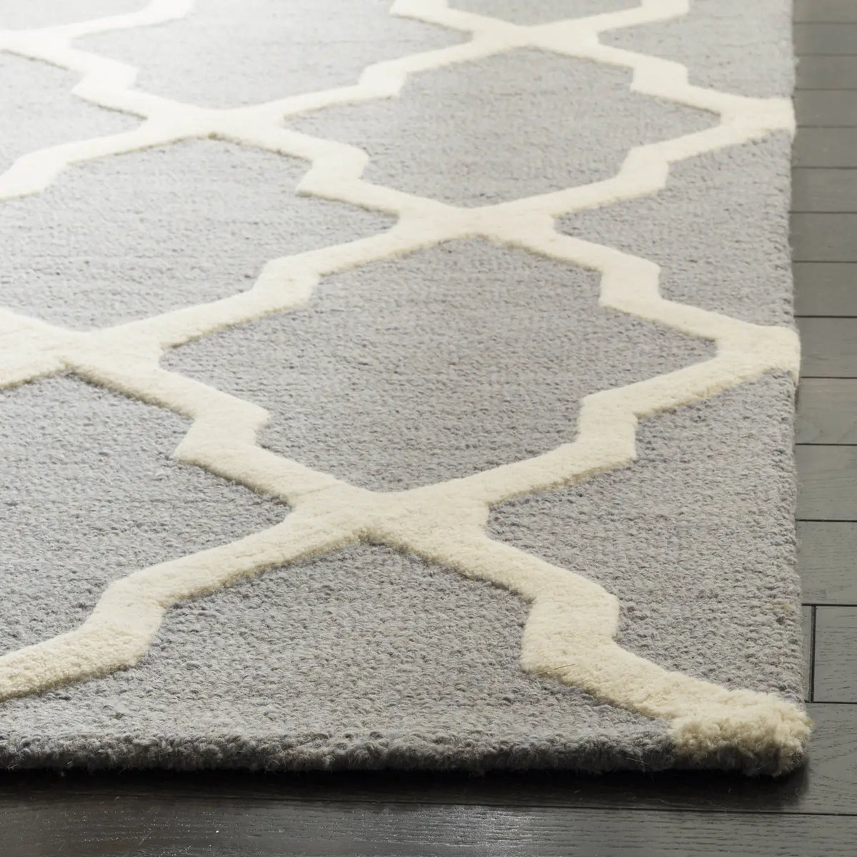 Safavieh Cambridge 5'-0" x 8'-0" Rug in Silver / Ivory
