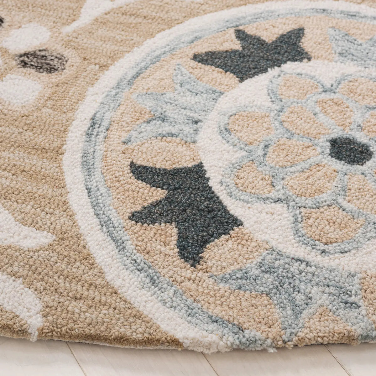 Safavieh Jardin 6'-0" x 6'-0" Rug in Beige / Ivory