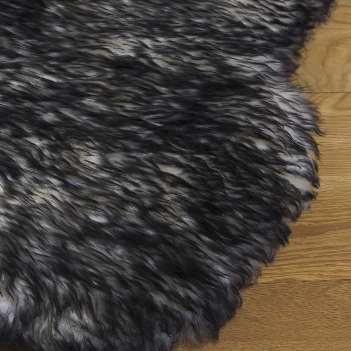 Safavieh Sheep Skin 5'-5" x 7'-7" Rug in Ivory / Dark Charcoal