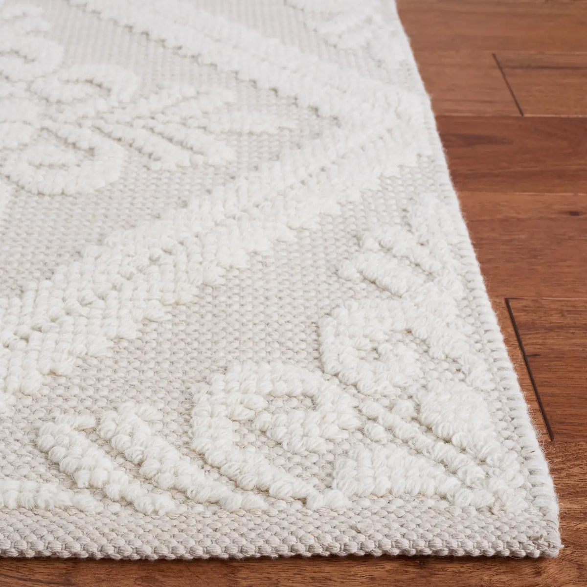 Safavieh Vermont 4'-0" x 6'-0" Rug in Ivory
