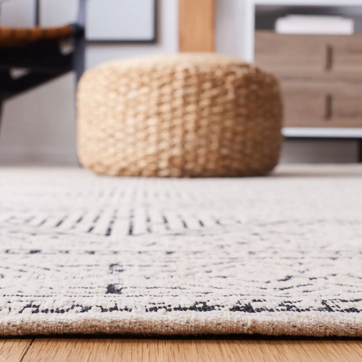 Safavieh Classic Vintage 4'-0" x 6'-0" Rug in Beige / Black
