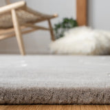 Safavieh Fifth Avenue 4'-0" x 6'-0" Rug in Grey / Ivory