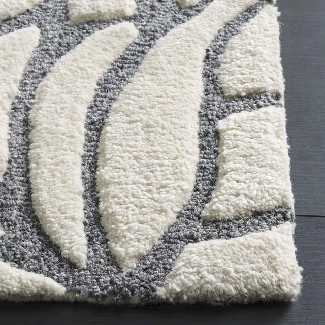 Safavieh Casablanca 5'-0" x 8'-0" Rug in Ivory / Grey