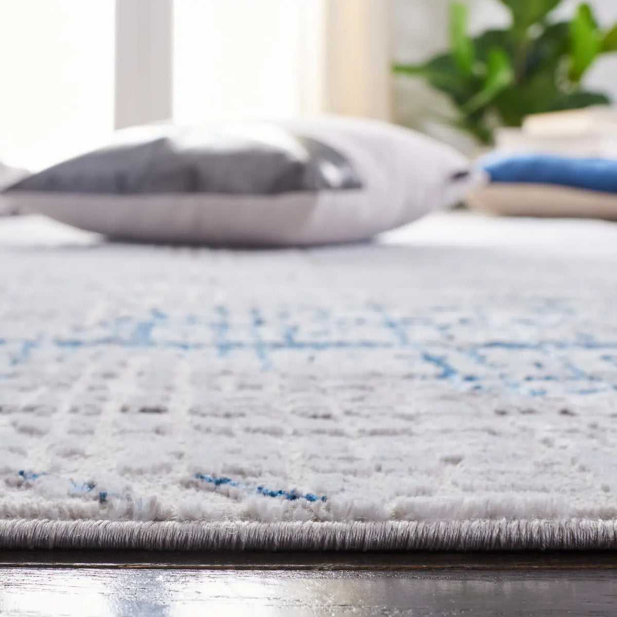 Safavieh Amelia 4'-5" x 6'-5" Rug in Grey / Blue