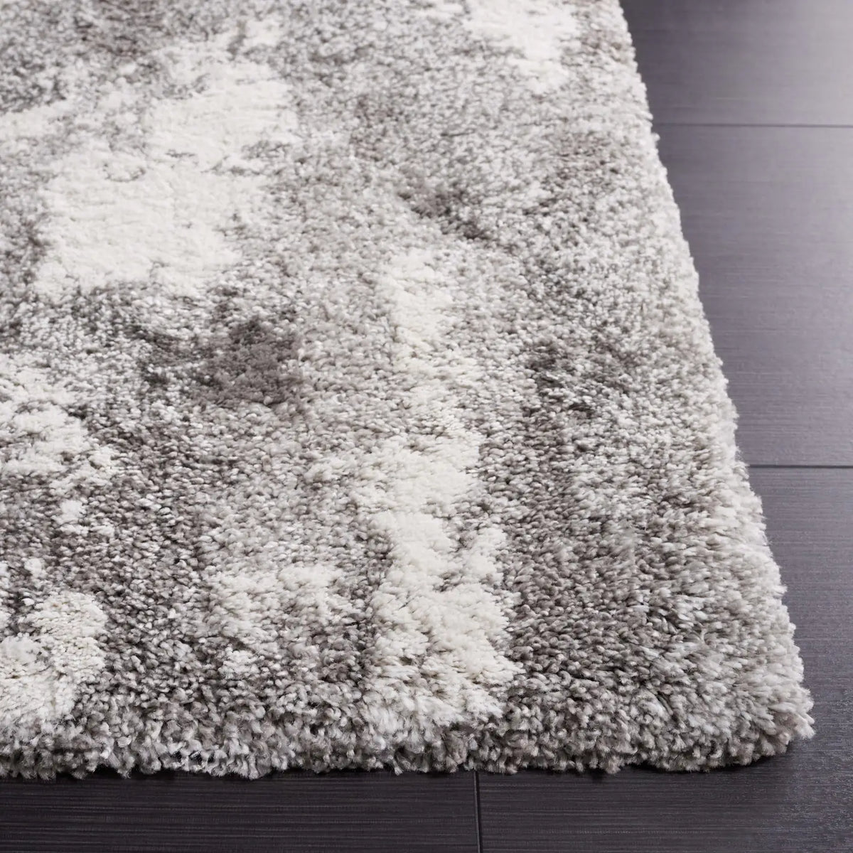 Safavieh Century 300 4'-5" x 6'-5" Rug in Grey / Ivory