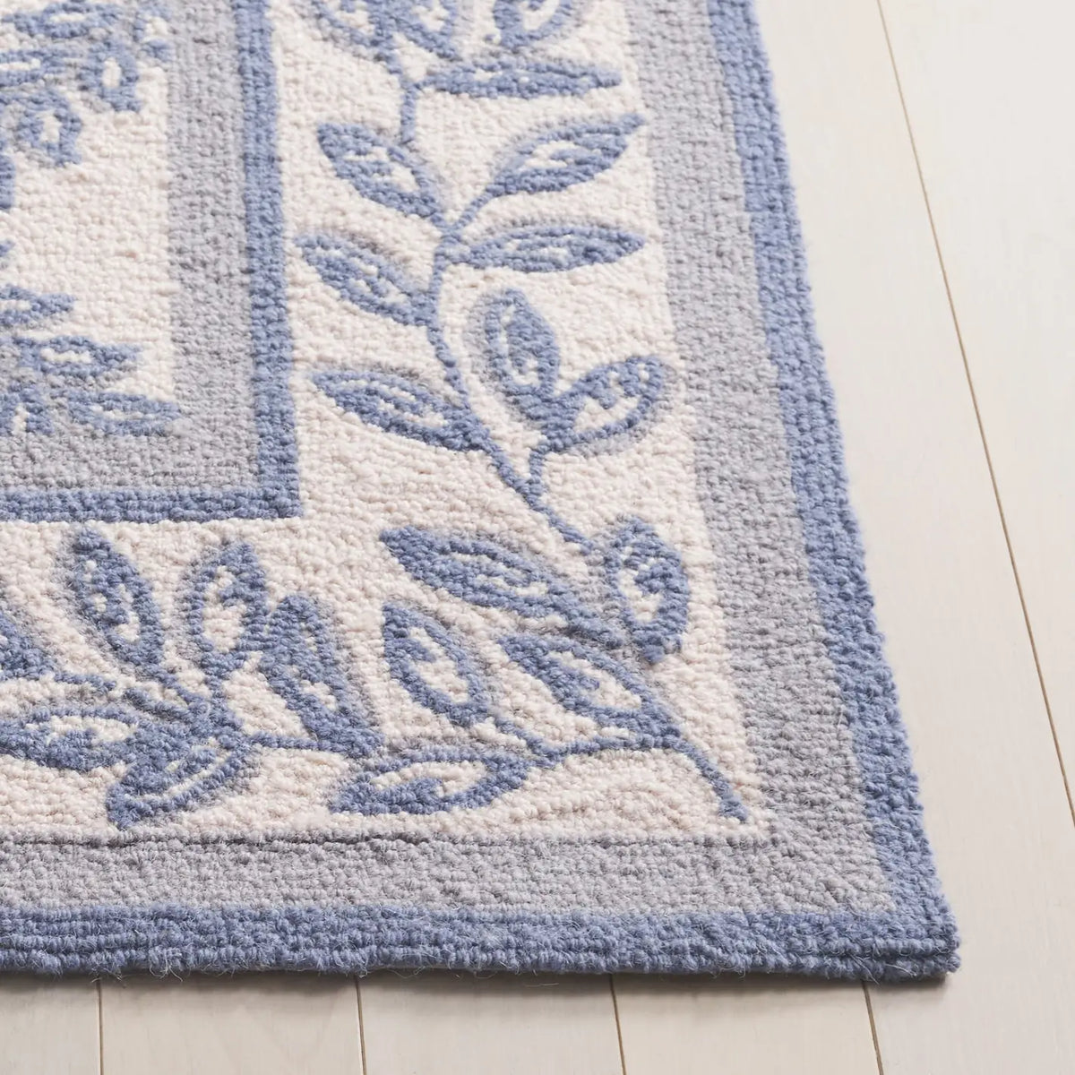 Safavieh Chelsea 3'-9" x 5'-9" Rug in Ivory / Light Blue