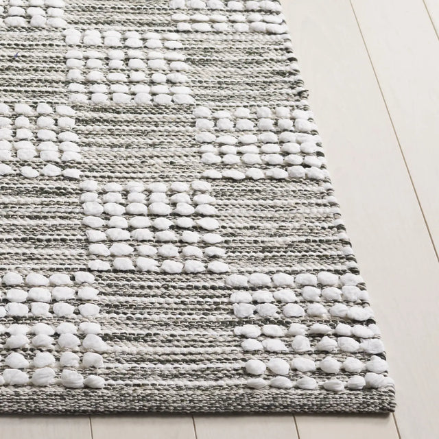 Safavieh Montauk 4'-0" x 6'-0" Rug in Green / Ivory