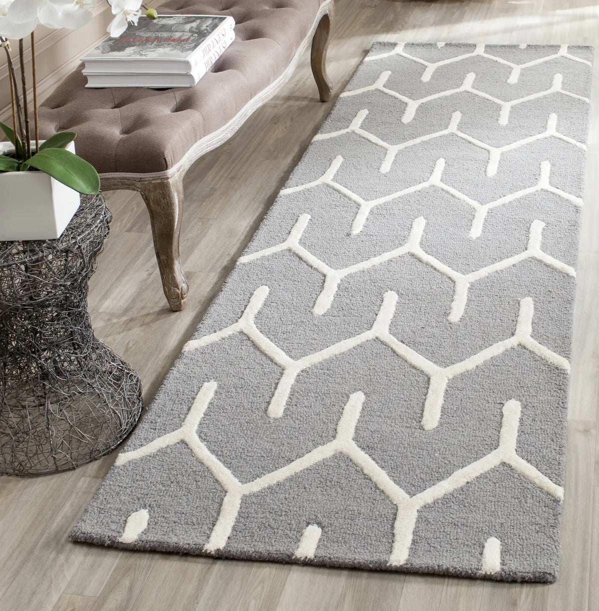 Safavieh Cambridge 2'-6" x 8'-0" Rug in Dark Grey / Ivory